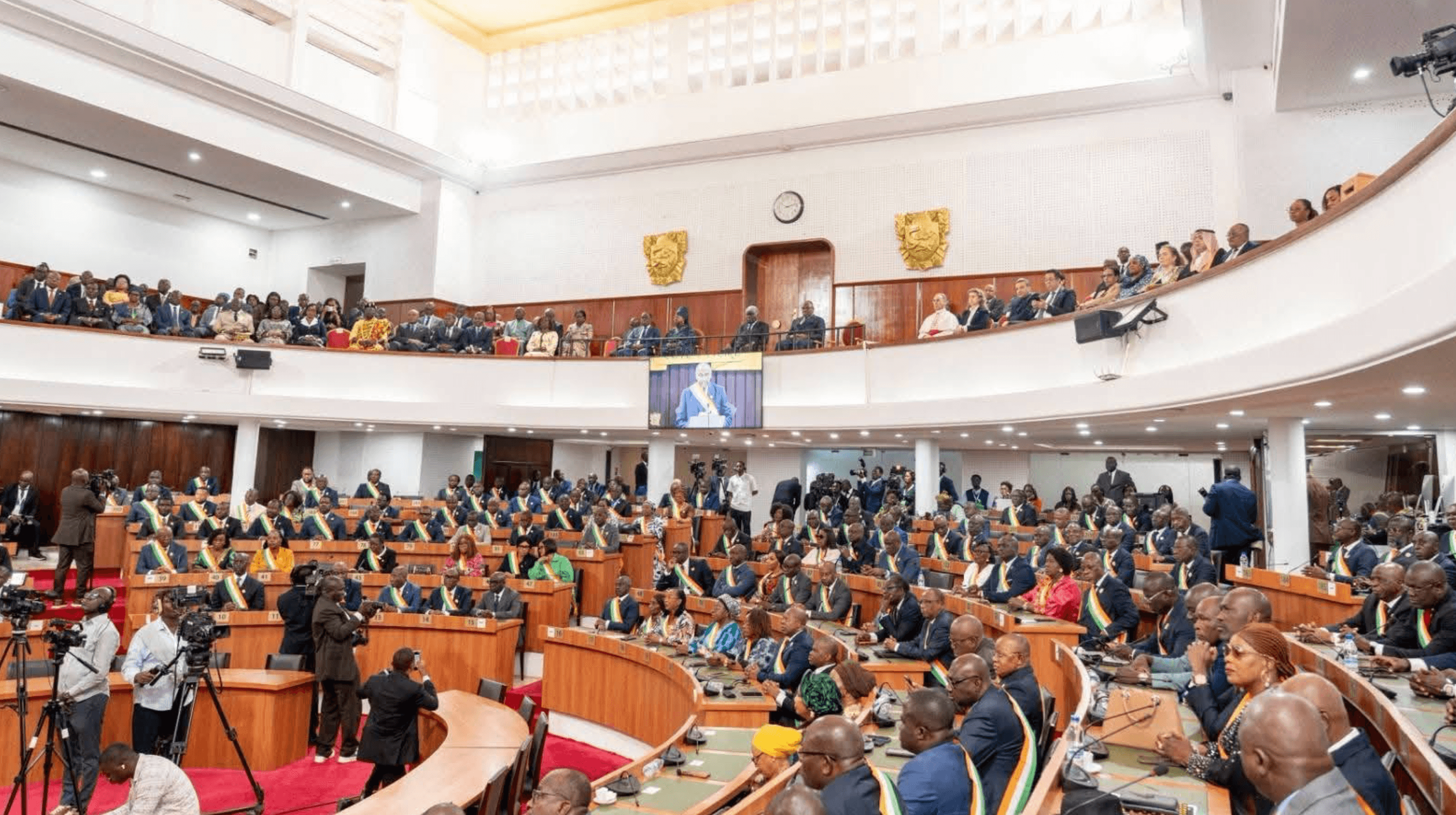Vue générale de l'hémicycle de l'Assemblée Nationale en séance.