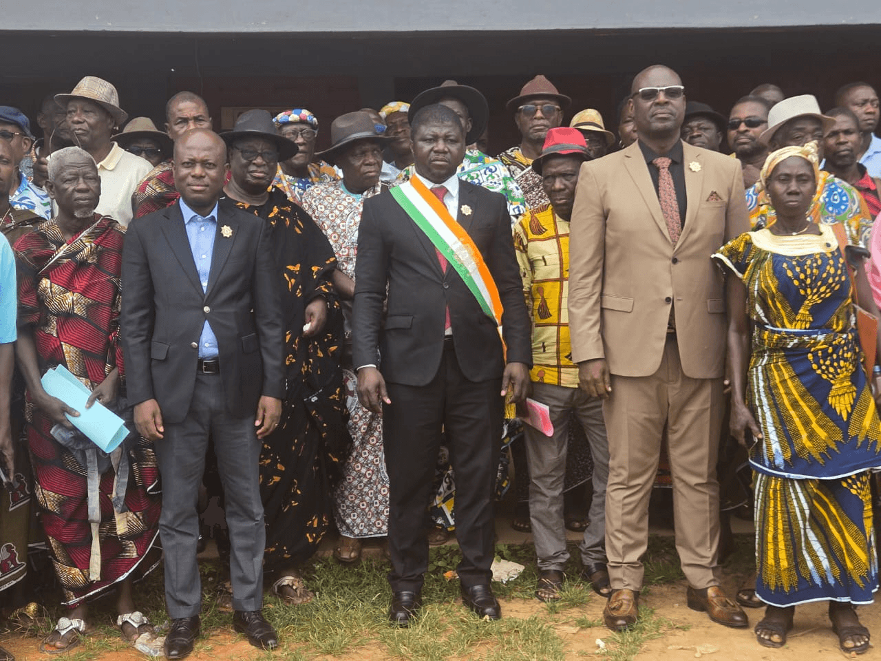 Photo de groupe officielle réunissant l'Honorable Innocent Yao, les chefs traditionnels en tenue d'apparat et les autorités locales.