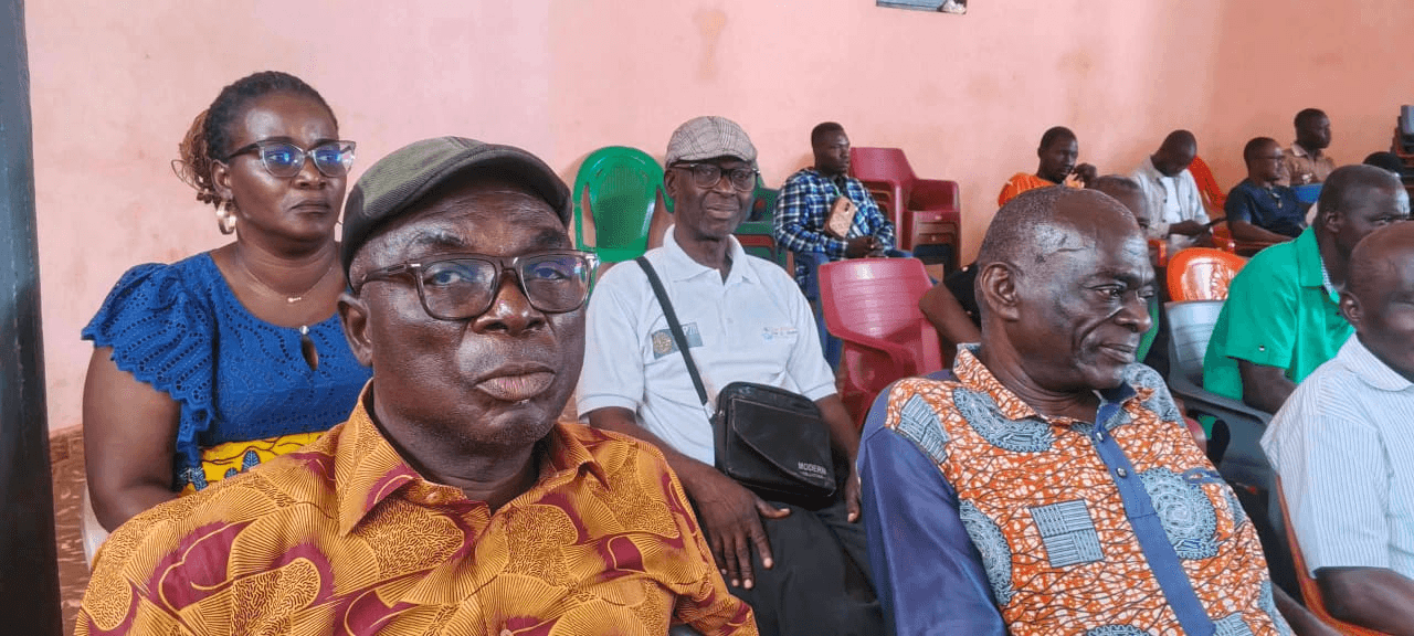 Participants assis dans la salle écoutant les interventions.