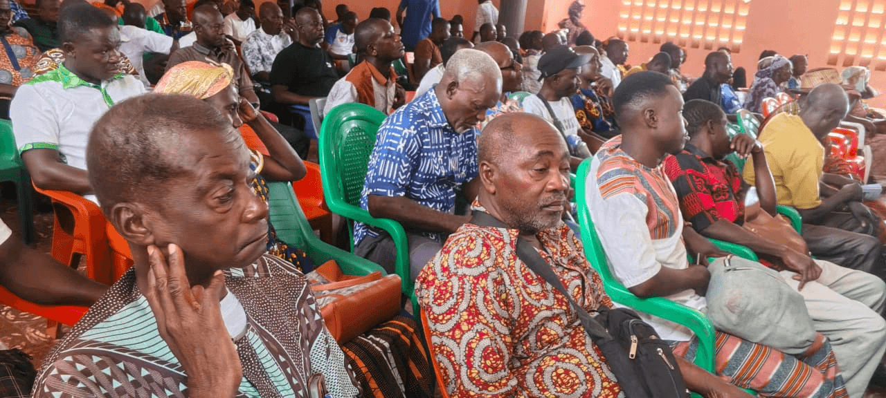 Participants assis dans la salle lors de la réunion.