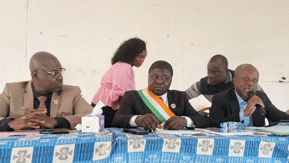L'Honorable Innocent Yao et les personnalités à la table officielle.