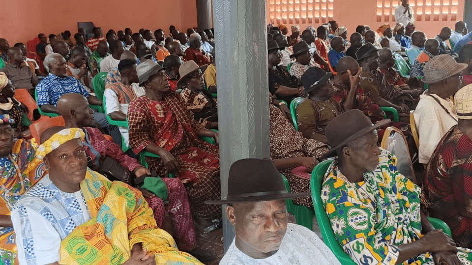 Chefs traditionnels assis côte à côte dans la salle.