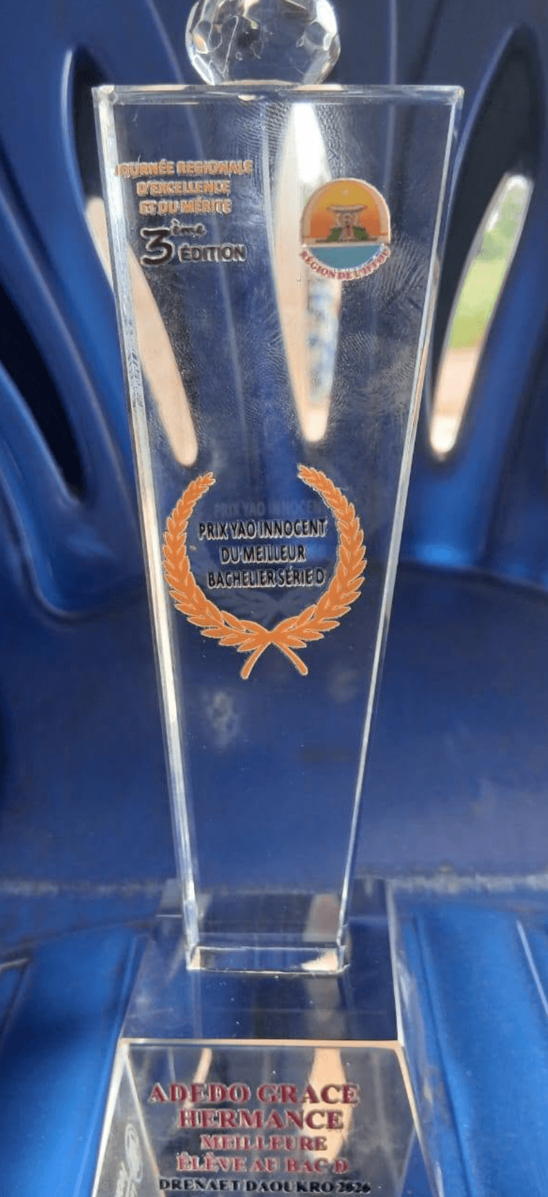 Trophée en verre gravé « Prix Yao Innocent du meilleur bachelier série D », Journée régionale d'excellence et du mérite, 3ᵉ édition.